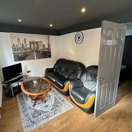 Brand New Large Studio Flat! 萨顿 外观 照片