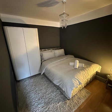 Brand New Large Studio Flat! 萨顿 外观 照片