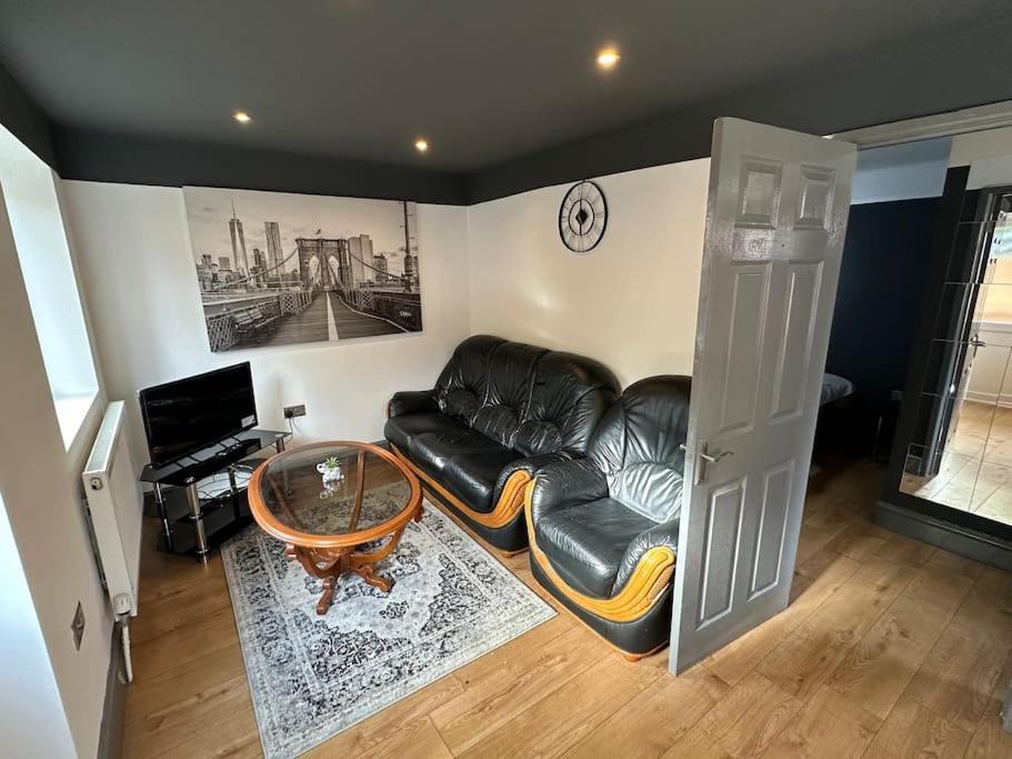 Brand New Large Studio Flat! 萨顿 外观 照片