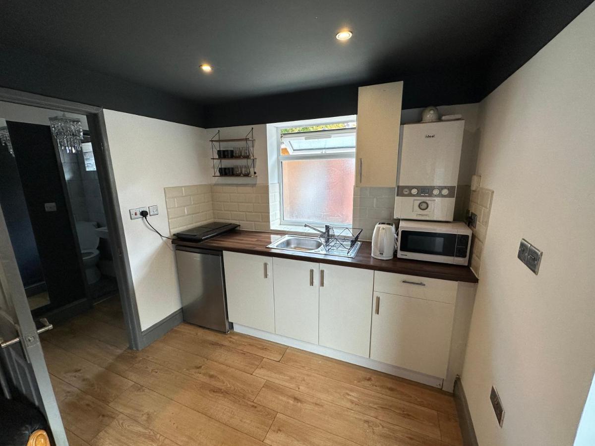 Brand New Large Studio Flat! 萨顿 外观 照片