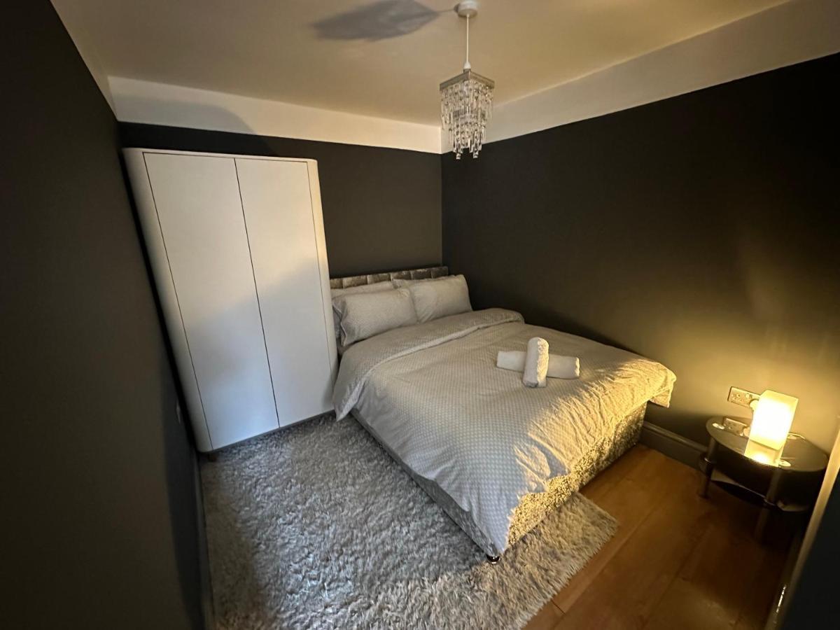 Brand New Large Studio Flat! 萨顿 外观 照片