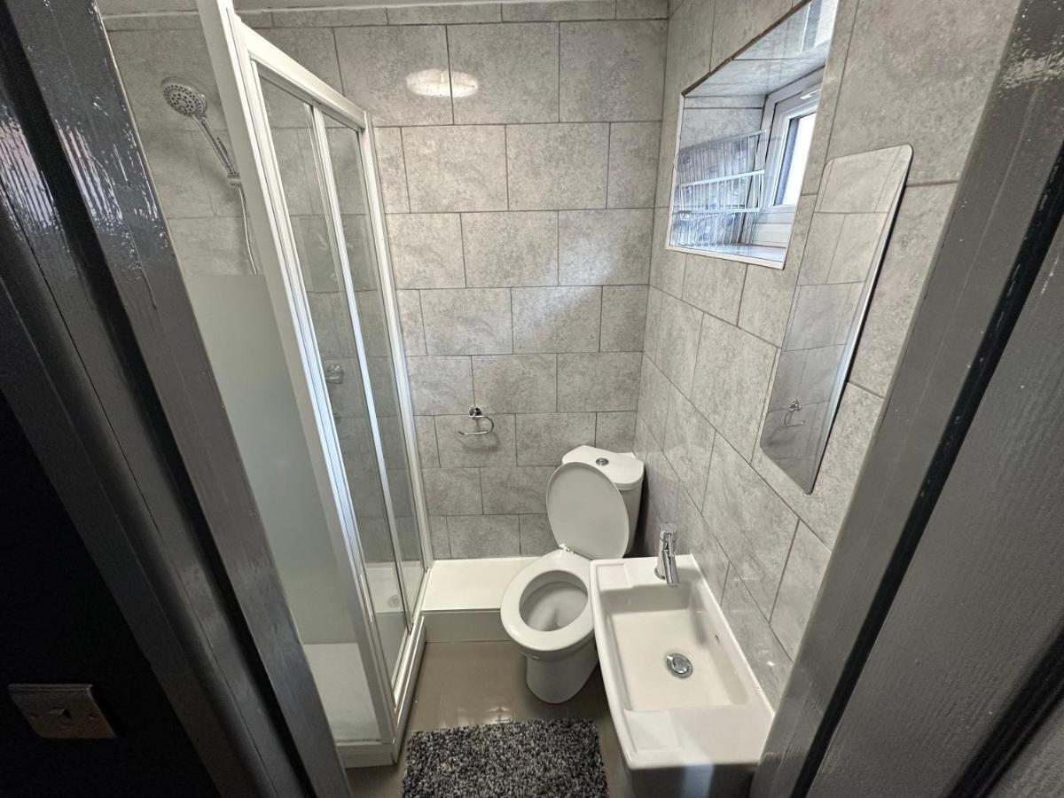 Brand New Large Studio Flat! 萨顿 外观 照片