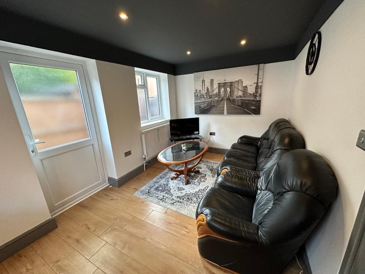 Brand New Large Studio Flat! 萨顿 外观 照片