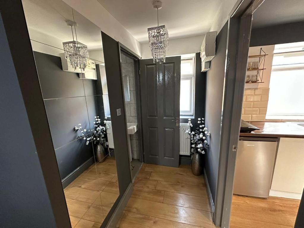 Brand New Large Studio Flat! 萨顿 外观 照片